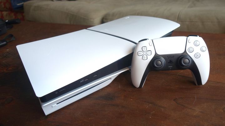 جهاز PS5 موضوع على الطاولة.