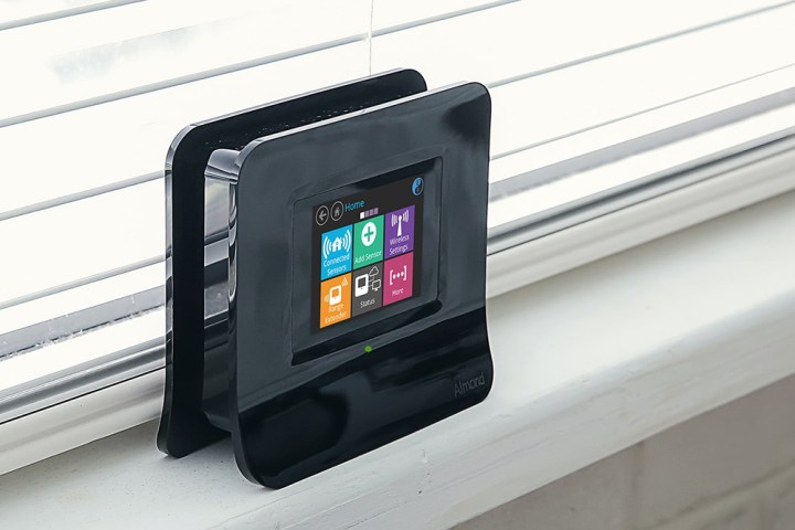 يحتوي مركز Almond 3 Wi-Fi على شاشة LED ذكية.