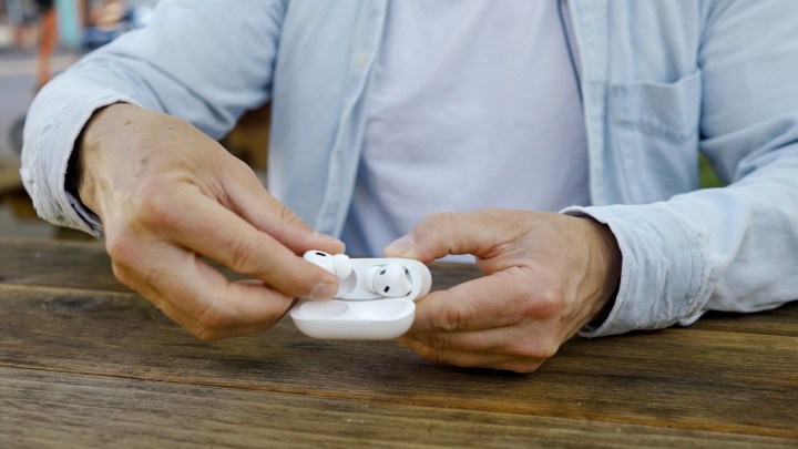 مراجعة Apple AirPods Pro 2 مع USB-C وMagSafe