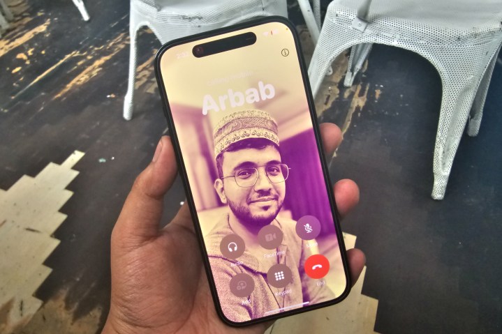 ملصق جهة الاتصال على شاشة اتصال iPhone.