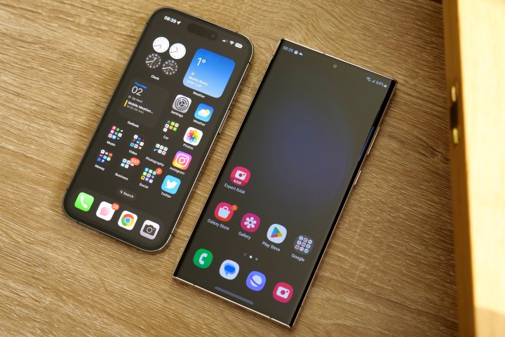 شاشات هاتفي iPhone 14 Pro وGalaxy S23 Ultra.