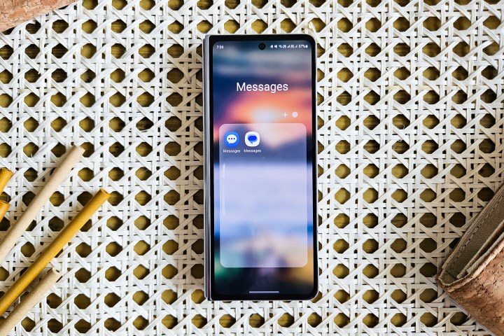 رسائل Google مقابل أيقونات تطبيق رسائل سامسونج جنبًا إلى جنب على Galaxy Z Fold 5.