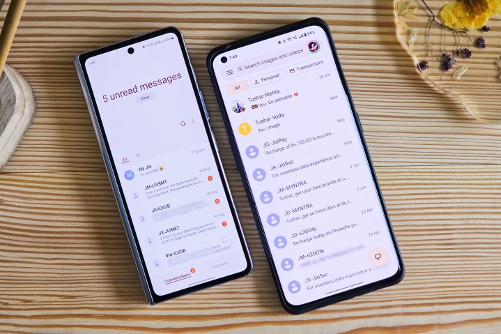 رسائل Google على OnePlus 11 مقابل تطبيق رسائل Samsung على Galaxy Z Fold 5 جنبًا إلى جنب.