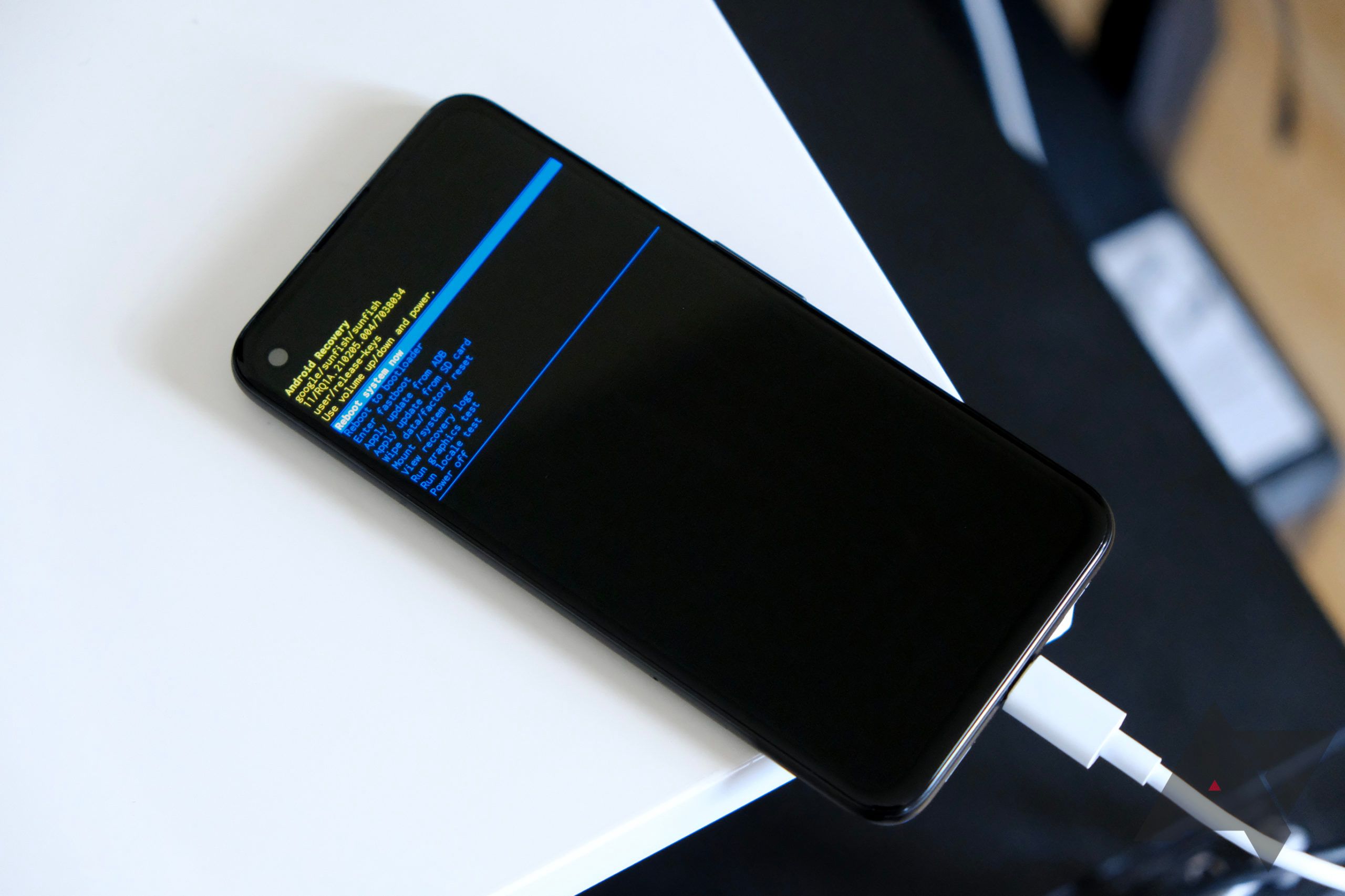 الهاتف في وضع الاسترداد مع توصيل كابل USB-C