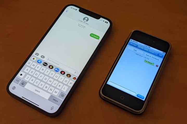 iPhone 12 Pro Max والجيل الأول من تطبيقات المراسلة النصية القصيرة لـ iPhone لعام 2007.