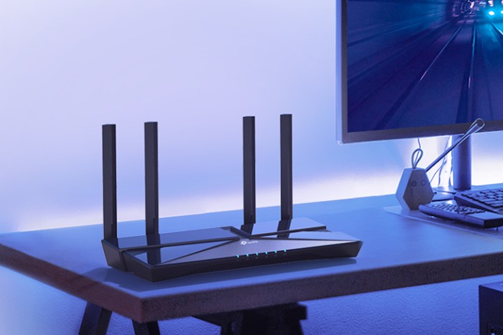 جهاز توجيه TP Link Archer AX3000 Wi-Fi 6 على المكتب