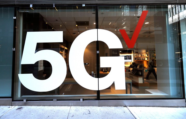 تعرض واجهة متجر Verizon شبكة 5G في مدينة نيويورك.