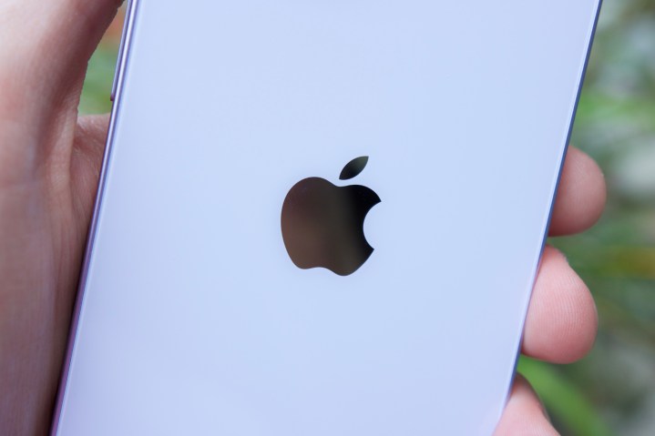شعار Apple على الجزء الخلفي من iPhone 14.