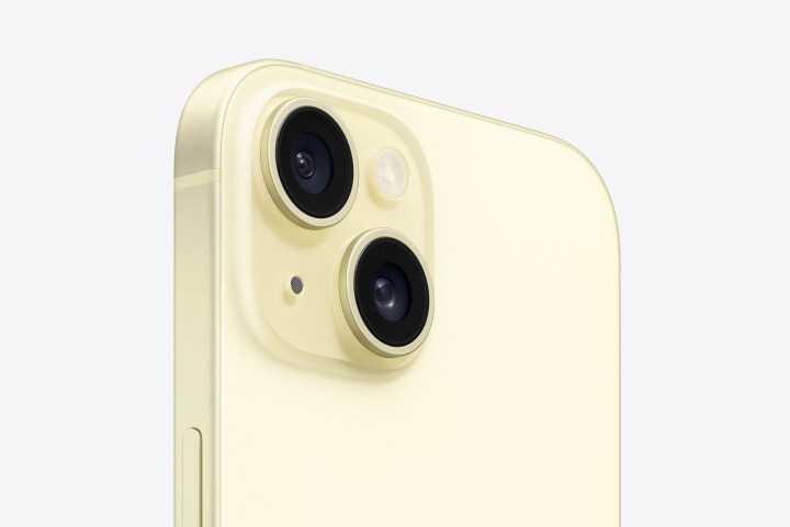 الجزء الخلفي من هاتف iPhone 15 الأصفر.