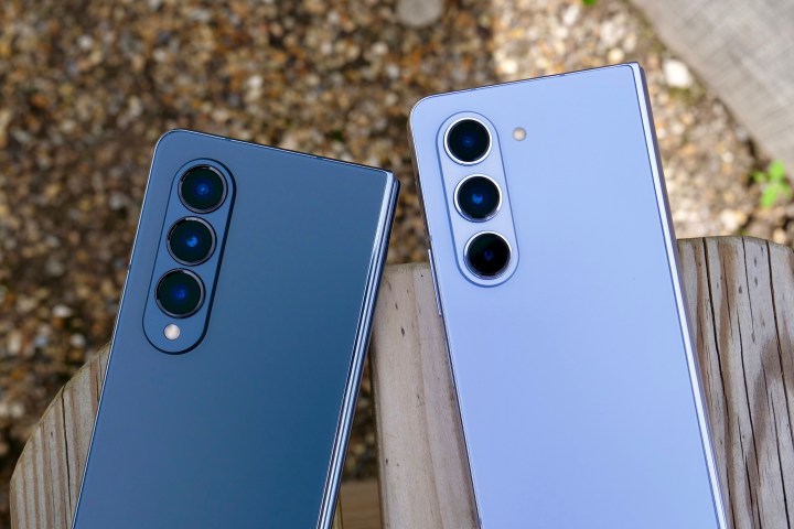وحدات الكاميرا Galaxy Z Fold 4 (يسار) وGalaxy Z Fold 5.