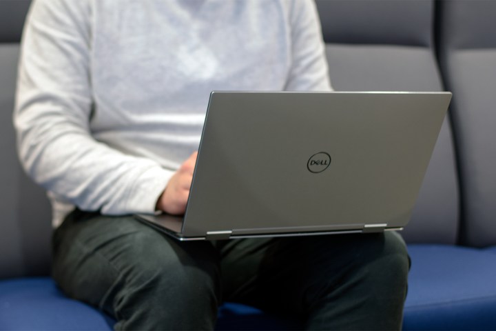 الكمبيوتر المحمول XPS 15 من Dell يتم استخدامه في حضن شخص ما.