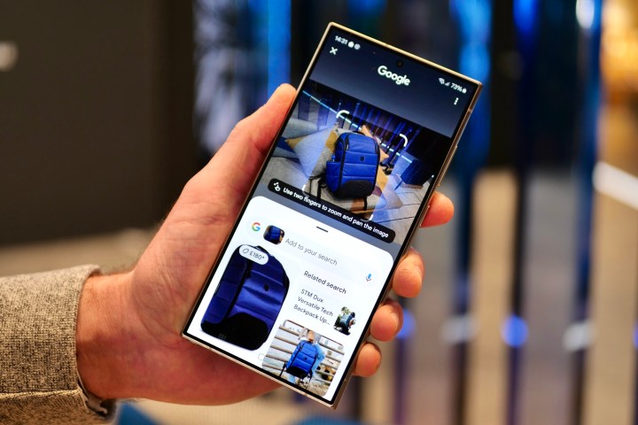 شخص يحمل هاتف Samsung Galaxy S24 Ultra باستخدام ميزة