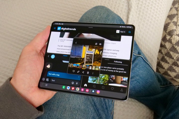 تعمل العديد من التطبيقات على شاشة Samsung Galaxy Z Fold 5 المفتوحة.