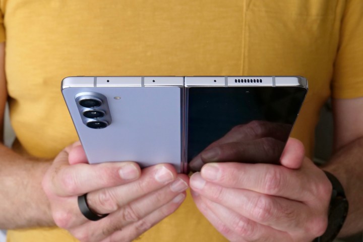 شخص يحمل هاتف Samsung Galaxy Z Fold 5 المفتوح.