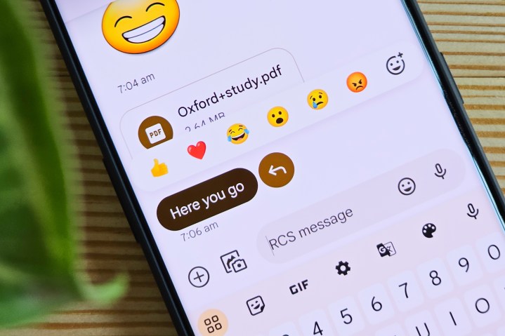 تفاعلات الرموز التعبيرية على رسائل Google التي تعمل على OnePlus 11.