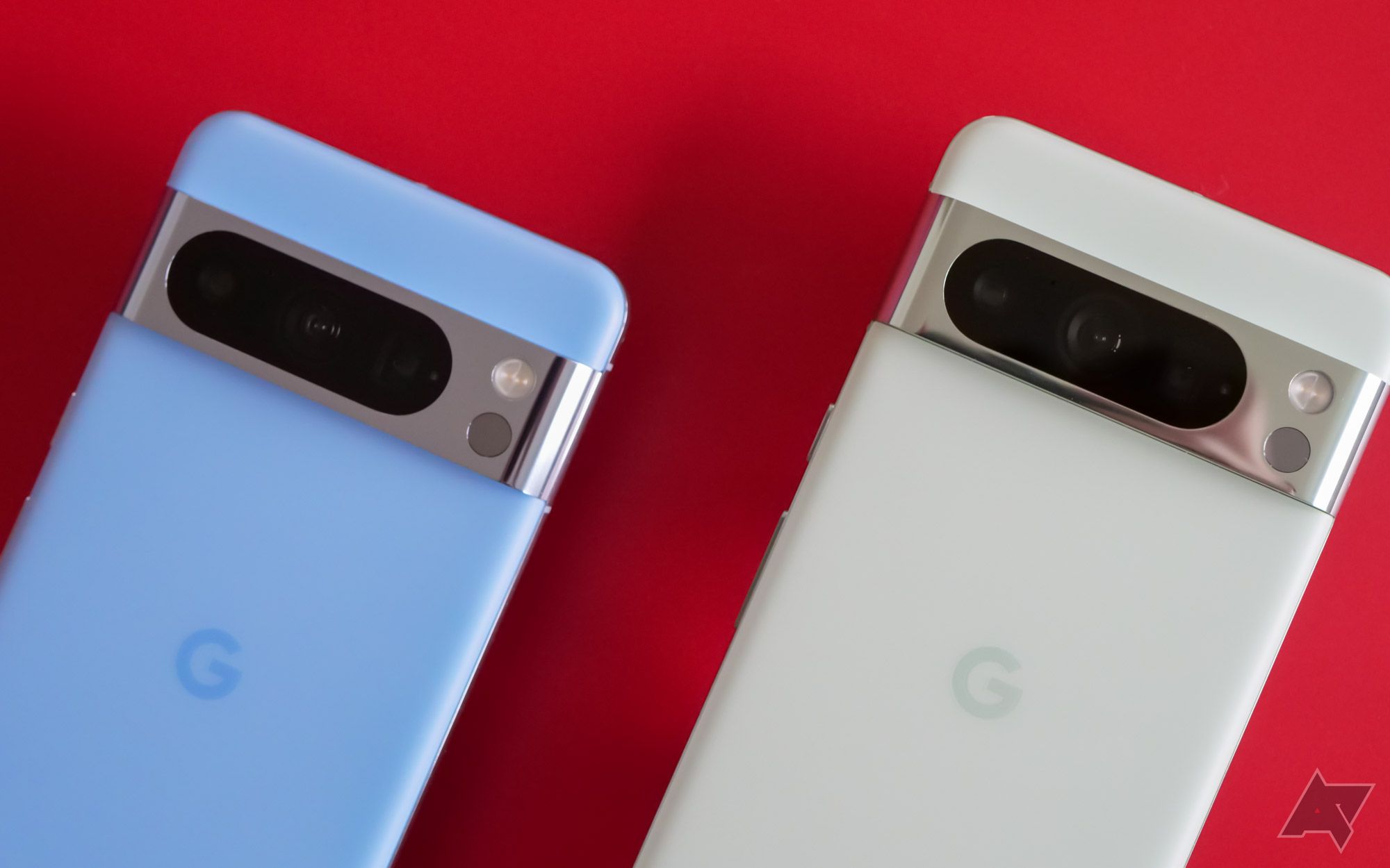 هاتف Google Pixel 8 Pro بالنعناع بجوار Blue Pixel 8 Pro