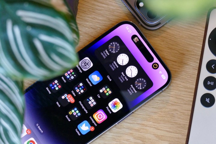 تعرض الجزيرة الديناميكية في iPhone 14 Pro المؤقت وتشغيل الموسيقى.