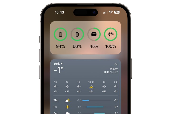 iPhone يعرض أداة البطاريات على الشاشة الرئيسية في iOS 17.