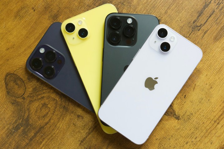 أجهزة iPhone 14 وiPhone 14 Plus وiPhone 14 Pro وiPhone 14 Pro Max كلها موضوعة على طاولة.