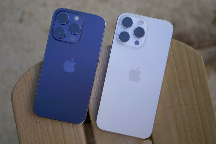 هاتف Apple iPhone 15 Pro Max وiPhone 14 Pro كما يظهر من الخلف.