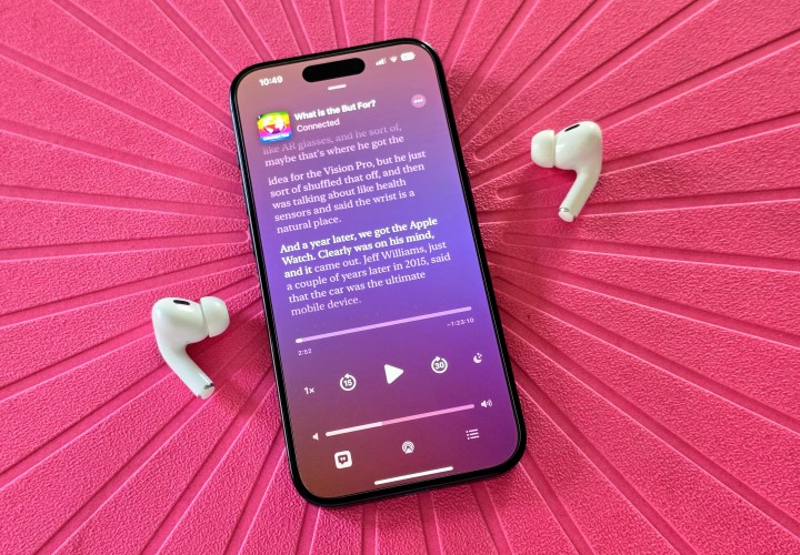 جهاز iPhone 15 Pro يعرض ميزة نصوص البودكاست.