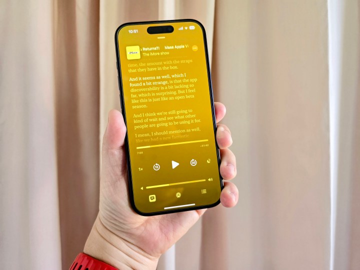 جهاز iPhone 15 Pro يعرض ميزة نصوص البودكاست.