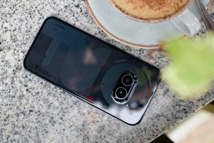 هاتف Nothing Phone 2a مقلوبًا على الطاولة.