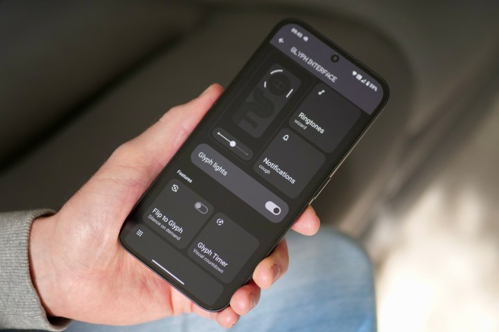 شخص يحمل هاتف Nothing Phone 2a، ويعرض قائمة Glyph Light.
