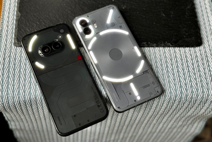 هاتف Nothing Phone 2a وNothing Phone 2 المزود بأضواء Glyph Lights نشطان.