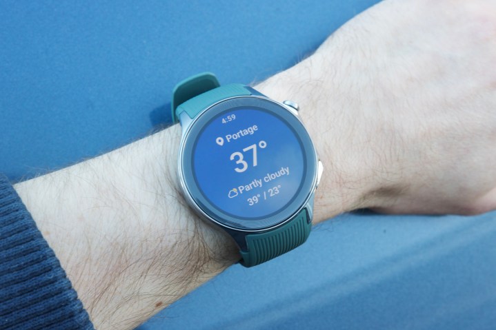 ساعة OnePlus Watch 2 على معصم شخص ما، تعرض تطبيق الطقس.