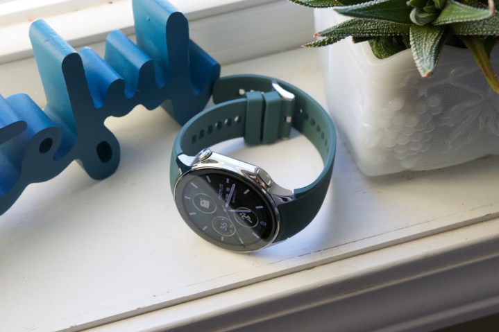 ساعة OnePlus Watch 2 موضوعة على حافة النافذة.