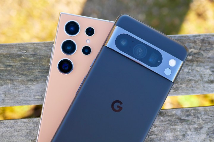 شخص يحمل هاتف Samsung Galaxy S24 Ultra وGoogle Pixel 8 Pro.