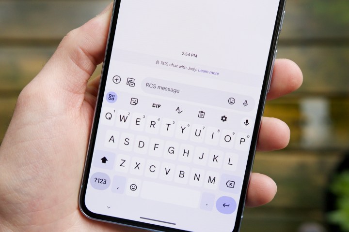 تطبيق رسائل Google على هاتف Pixel 8 Pro، يُظهر سلسلة رسائل دردشة RCS.