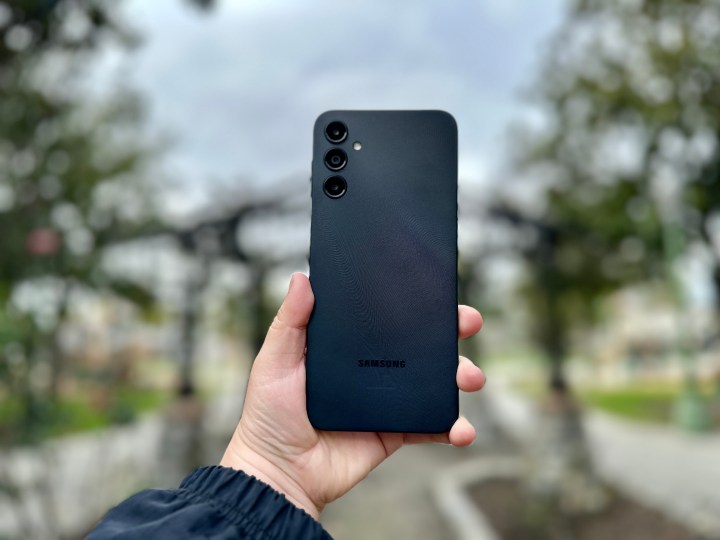 هاتف Samsung Galaxy A14 5G ممسوكًا باليد ويظهر الجزء الخارجي