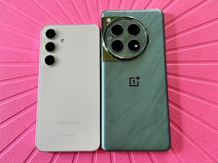 Samsung Galaxy S24 باللون الرمادي (يسار) وOnePlus 12 باللون Flowy Emerald.