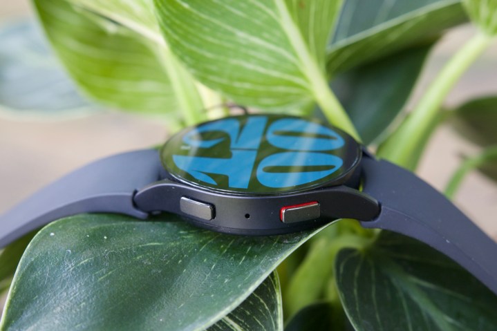 منظر جانبي لساعة Samsung Galaxy Watch 6.