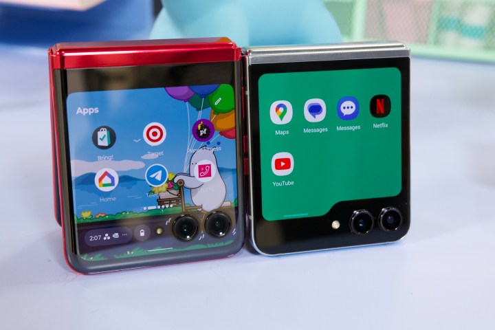 Samsung Galaxy Z Flip 5 بجانب Motorola Razr Plus.