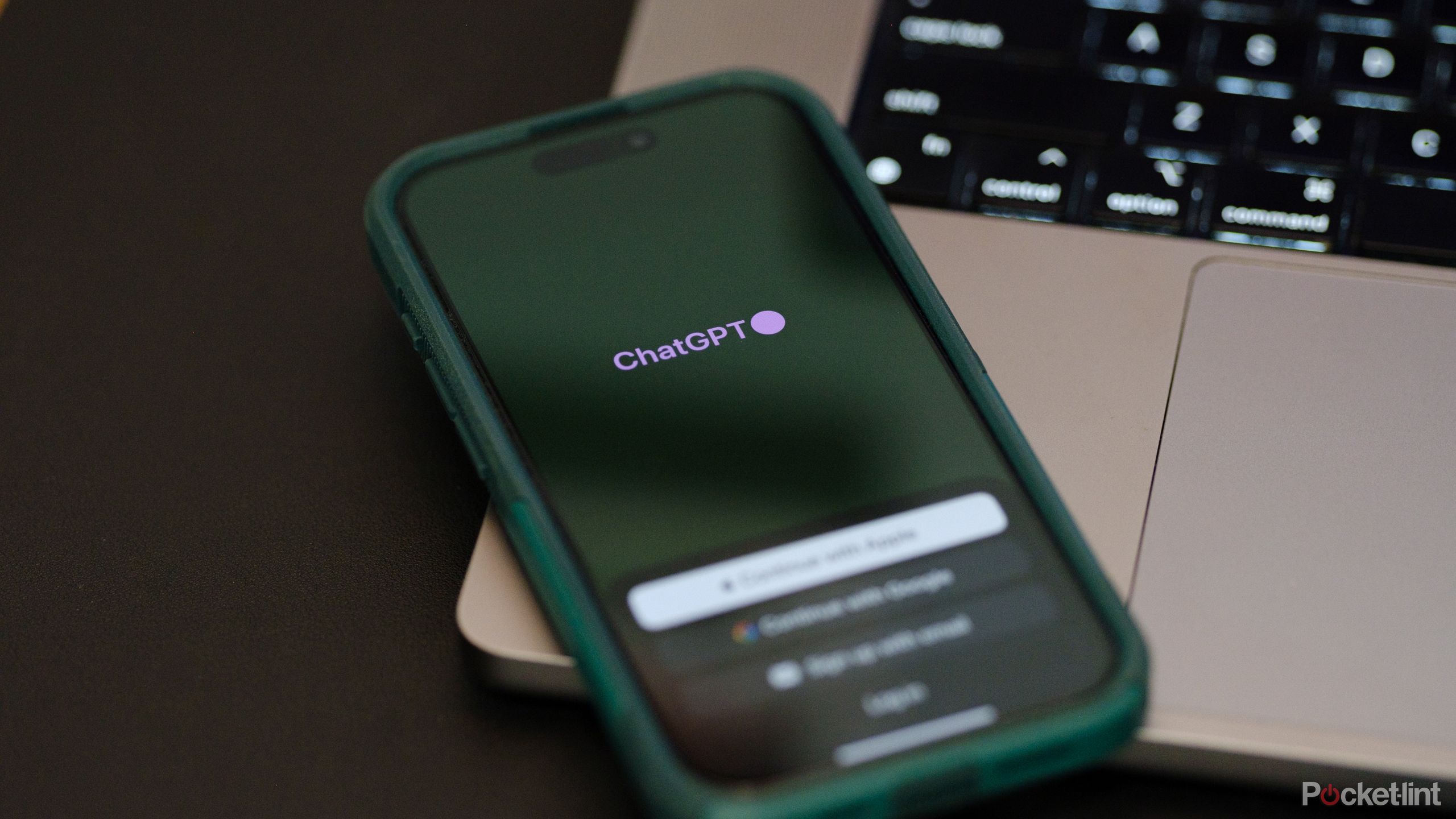 تطبيق ChatGPT على iPhone بجوار جهاز MacBook