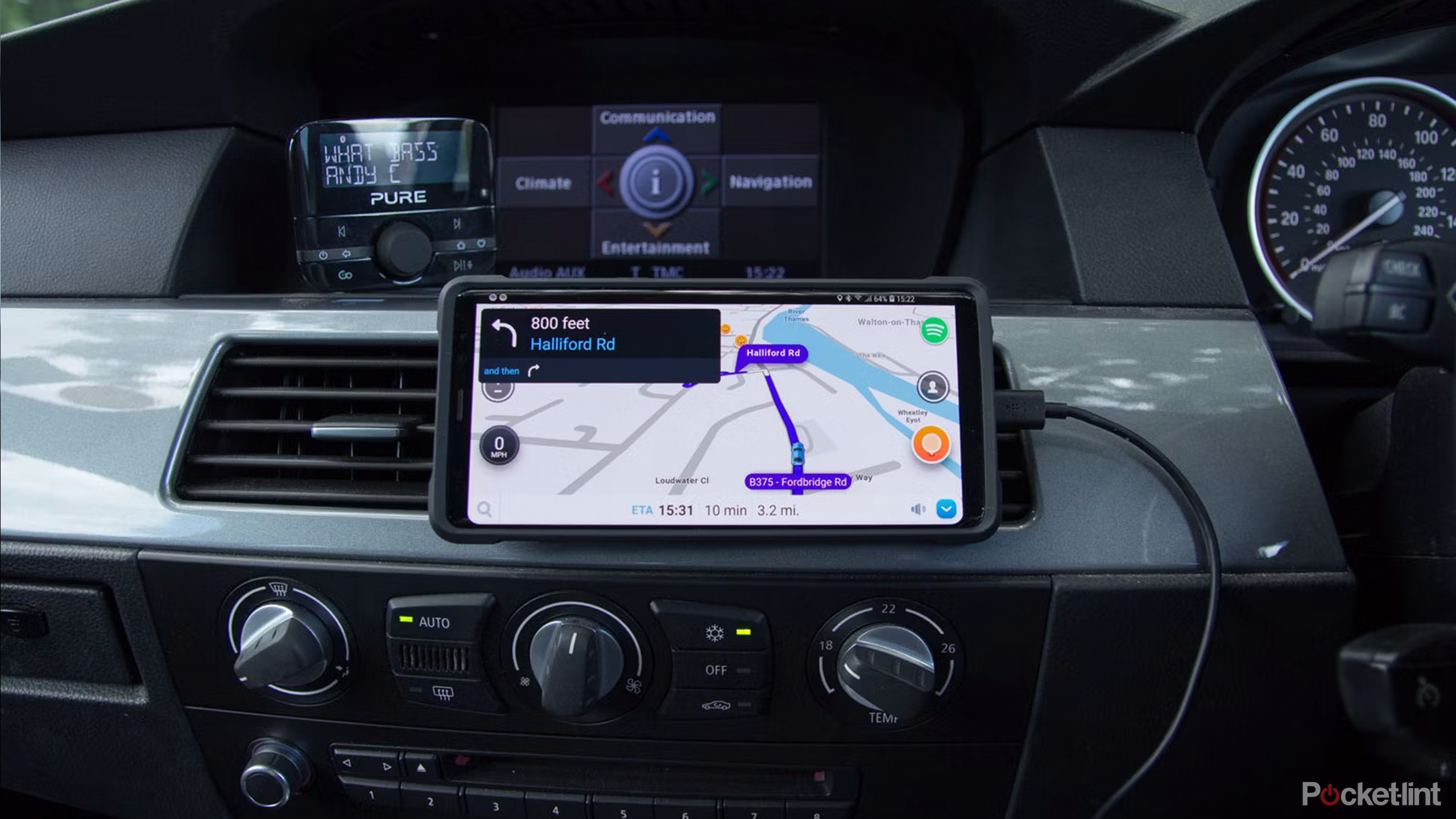 تطبيق waze على الايفون في السيارة